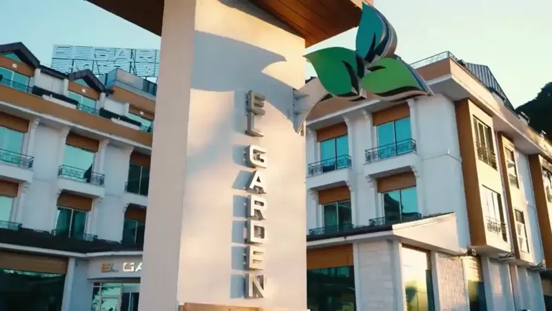 Otelin EL GARDEN yazılı cephesi ve yaprak logosu