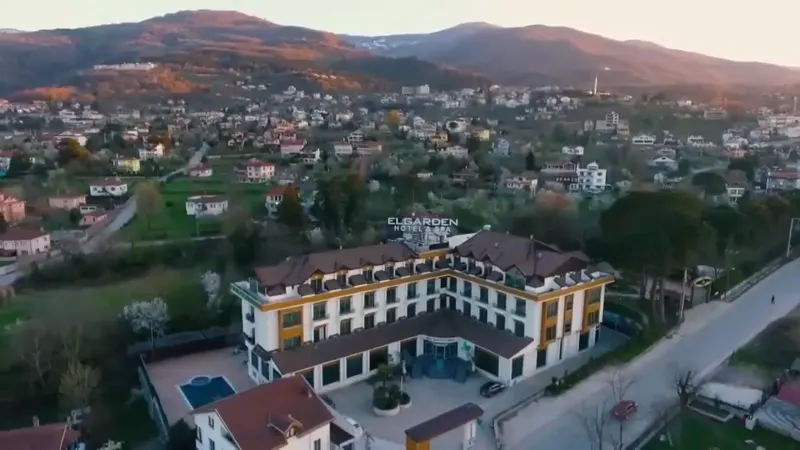 Maşukiye ve arkasındaki dağlar, havadan görünüm
