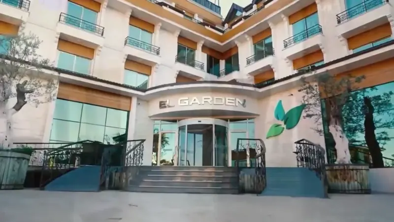 Otelin EL GARDEN tabelalı giriş kapısı
