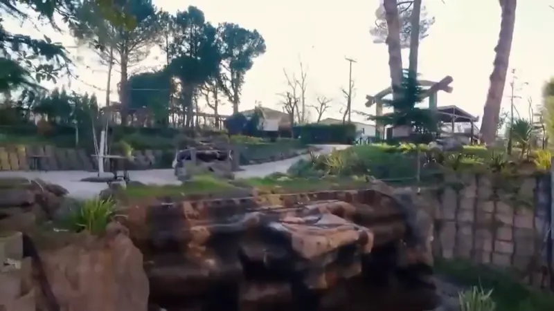 Şelale Park: kaya şelale, çimenlik, çardak ve ağaçlar