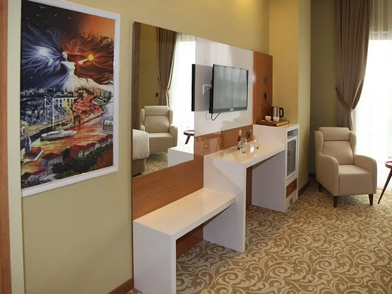 Superior Triple: çalışma masası, ayna ve TV ünitesi